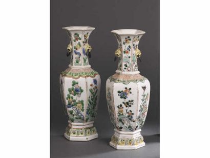 Chine Paire de vases de forme balustre à...