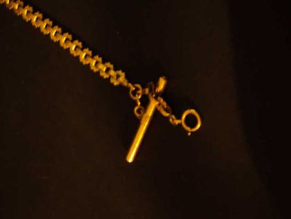 null Chaine gilletière en or jaune supportant une clef de montre montée en or. Poids...