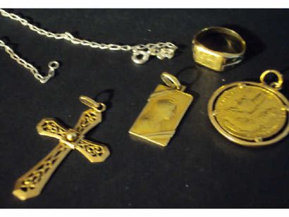 null Lot en or comprenant un pendentif piéce de vingt francs, une médaille religieuse,...