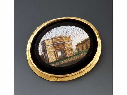 null Broche de forme ovale en or jaune ornée au centre d'une micromosaique representant...