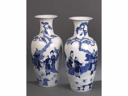 null Chine Paire de vases de forme balustre à décor en bleu sous couverte d'un dignitaire...