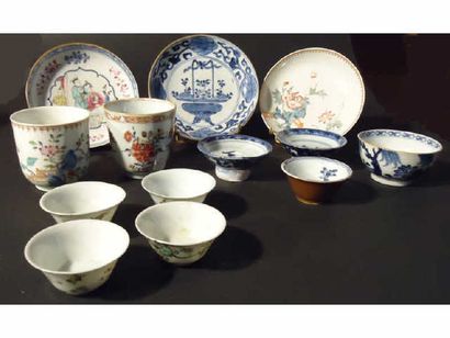 null Chine Lot comprenant deux tasses, huit bols et trois soucoupes à décor polychrome...