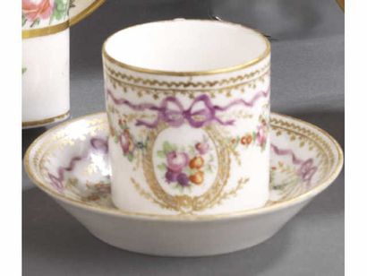 null Paris Tasse de forme litron et sa soucoupe à décor polychrome de bouquets de...