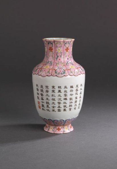 null Chine Vase à décor polychrome des émaux de la famille rose de rochers fleuris...