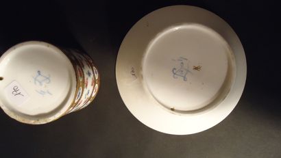 null Sèvres Gobelet litron et sa soucoupe deuxième grandeur en porcelaine tendre...