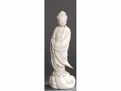 null Chine Figure de Guanyin en blanc de Chine, debout sur les flots. XVIIIème siècle....