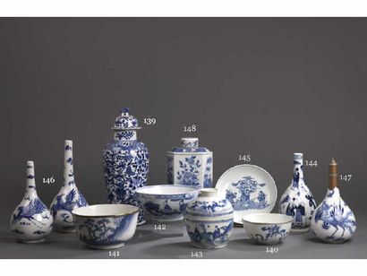 null Chine Vase bouteille piriforme à décor en bleu sous couverte de nombreux Chinois....