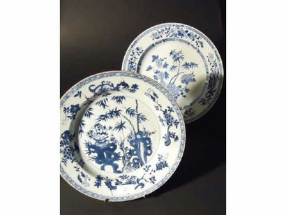 Chine Deux plats ronds à décor en bleu sous...