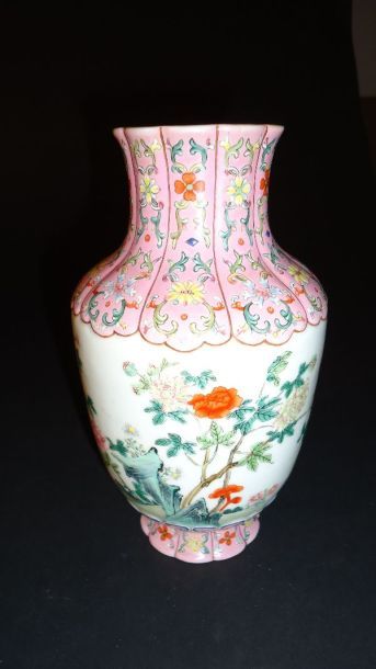null Chine Vase à décor polychrome des émaux de la famille rose de rochers fleuris...