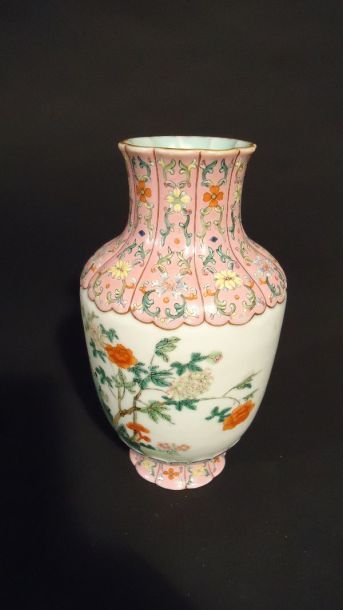 null Chine Vase à décor polychrome des émaux de la famille rose de rochers fleuris...