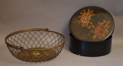 null Metal basket + a round lacquered box