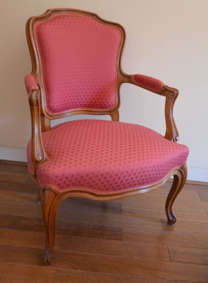 null Paire de fauteuils cabriolet en bois naturel mouluré

Style Louis XV

Haut.:...
