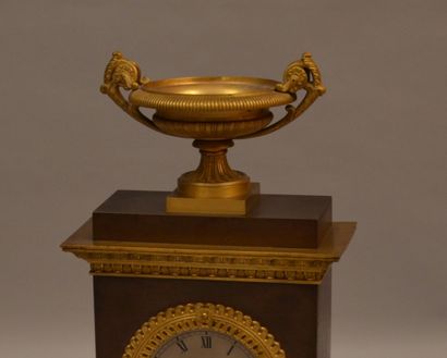 null Pendule borne en bronze patiné et bronze doré surmonté d'un vase à anses

Epoque...