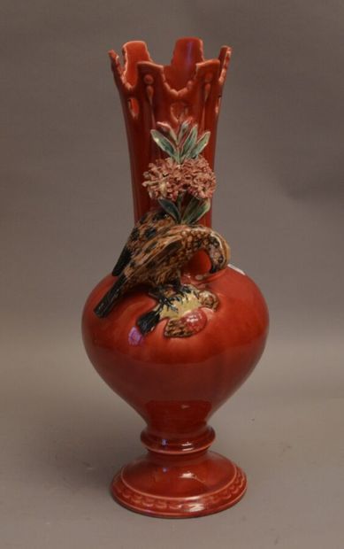 Vase en barbotine à décor d'oiseau. 
Haut.:...