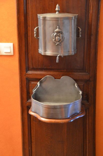 null Pewter fountain with its basin affixed to a natural molded wood door

XXth century...