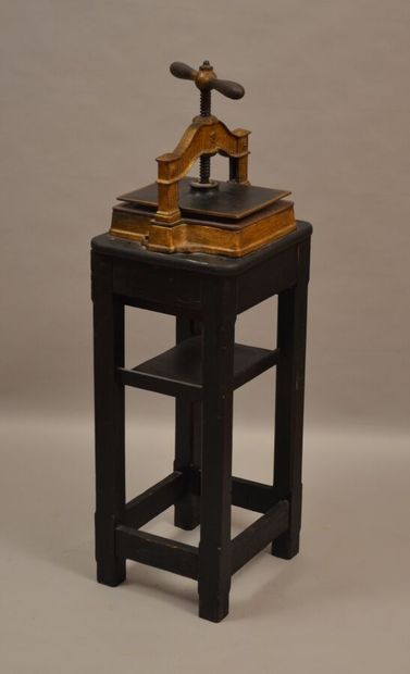 null Binding press in cast iron on a blackened wooden base

19th century

With base:...