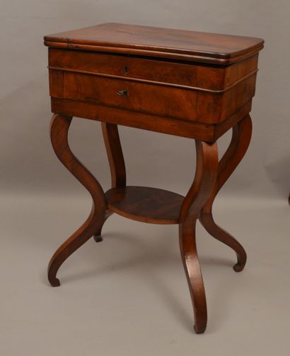 null Table à ouvrage en bois de placage d'acajou, piétement violonné, entretoise

XIXème...