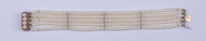 null Bracelet composé de quatre rangs de perles de culture, enfilées sur fils, fermoir...