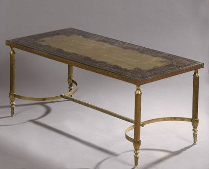 null BAGUES ?

Table basse en métal doré et plateau à décor stylisé sur feuille d'or...