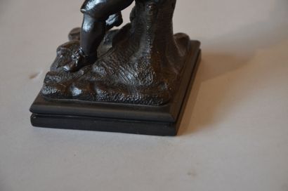 null Bronze à patine brune représentant un "enfant au pichet", socle en marbre noir,...