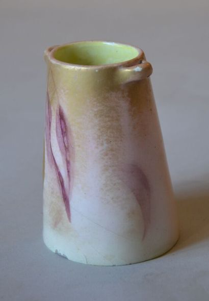 null Clément MASSIE (1844-1917)

Pot en pâte de verre à décor irisé de fleurs et...