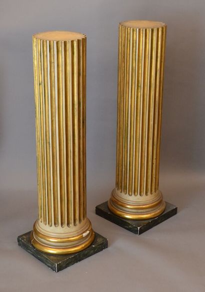 null Paire de colonnes à fût cilyndrique cannelé en bois raqué crème et or, elles...