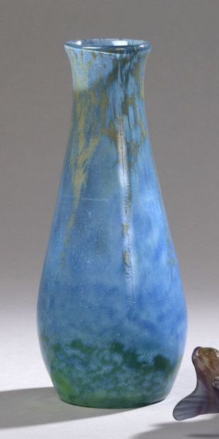 null *Ecole moderne

Vase pansu à décor irisé or et vert sur fond nuangé bleu

Haut.:...