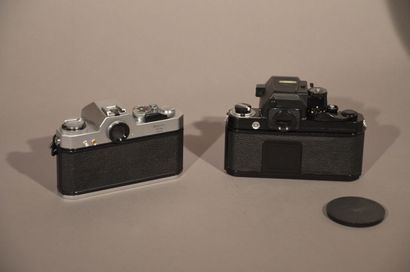 null Ensemble de deux appareils Nikon. Boitier Nikon F2 Photomic (noir) avec objectif...