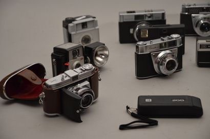 null Ensemble d'une quinzaine d'appareils photographiques Kodak divers, en l'état...