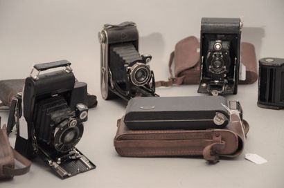 null Ensemble de huit appareils photographiques à soufflet Kodak et divers, en l'état...