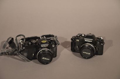 null Ensemble de deux appareils Nikon. Boitier Nikon FE avec objectif Nikkor 1.8/50...