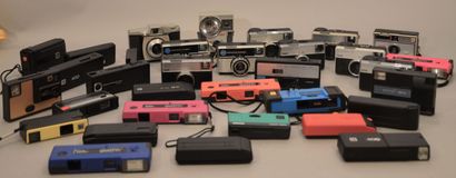 null Ensemble de plus d'une trentaine d'appareils photographiques Kodak divers :...