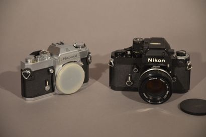 null Ensemble de deux appareils Nikon. Boitier Nikon F2 Photomic (noir) avec objectif...