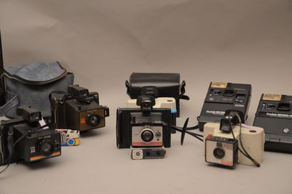 null Set of seven miscellaneous untested instant cameras: EE33 (blue Polaroid bag...