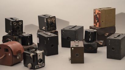 null Ensemble de dix appareils photographiques Kodak diverses. En l'état.