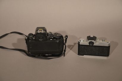 null Ensemble de deux appareils Nikon. Boitier Nikon F4 avec objectif Nikon AF Nikkor...