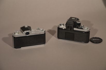 null Ensemble de deux appareils Nikon. Boitier Nikon F2 Photomic (chromé) avec objectif...