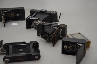 null Ensemble de six appareils photographiques à soufflet Kodak. Deux appareils Folding...