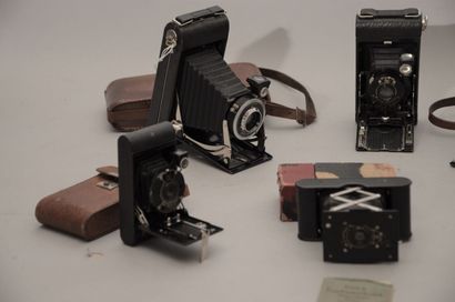 null Ensemble de six appareils photographiques à soufflet Kodak. Deux appareils Folding...