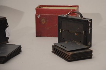 null Camera, small camera. Set of two miscellaneous bellows cameras. H. Ernemann...