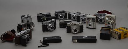 null Ensemble d'une quinzaine d'appareils photographiques Kodak divers, en l'état...