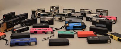 null Ensemble de plus d'une trentaine d'appareils photographiques Kodak divers :...