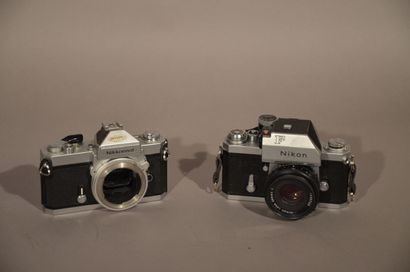 null Ensemble de deux appareils Nikon. Boitier Nikon F Photomic (chromé) avec objectif...