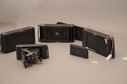 null Ensemble de cinq appareils photographiques à soufflet Kodak. Appareil folding...