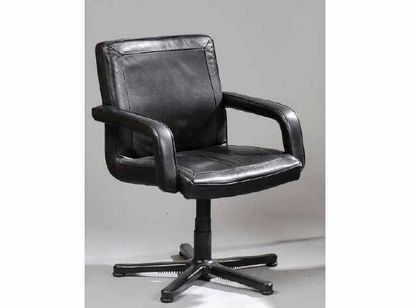 null Suite de trois fauteuils de bureau en cuir noir Haut: 89 cm - Larg: 65 cm -...