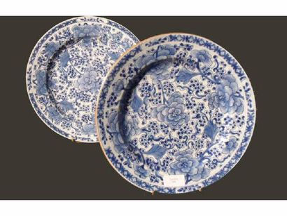 Chine Chine Paire de plats ronds à décor en bleu sous couverte de fleurs et rinceaux...