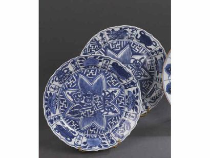 Chine Chine Paire de petits plats ronds à bord contourné à décor en bleu sous couverte...
