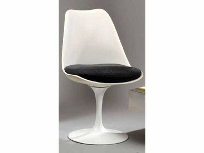 Eero SAARINEN (1910-1961) Eero SAARINEN (1910 - 1961) Deux chaises, modèle «Tulipe»,...