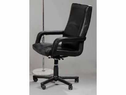 null Paire de fauteuils de bureau en cuir noir Haut: 113 cm - Larg: 65 cm - Prof:...