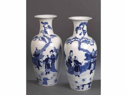 Chine Chine Paire de vases de forme balustre à décor en bleu sous couverte d'un dignitaire...